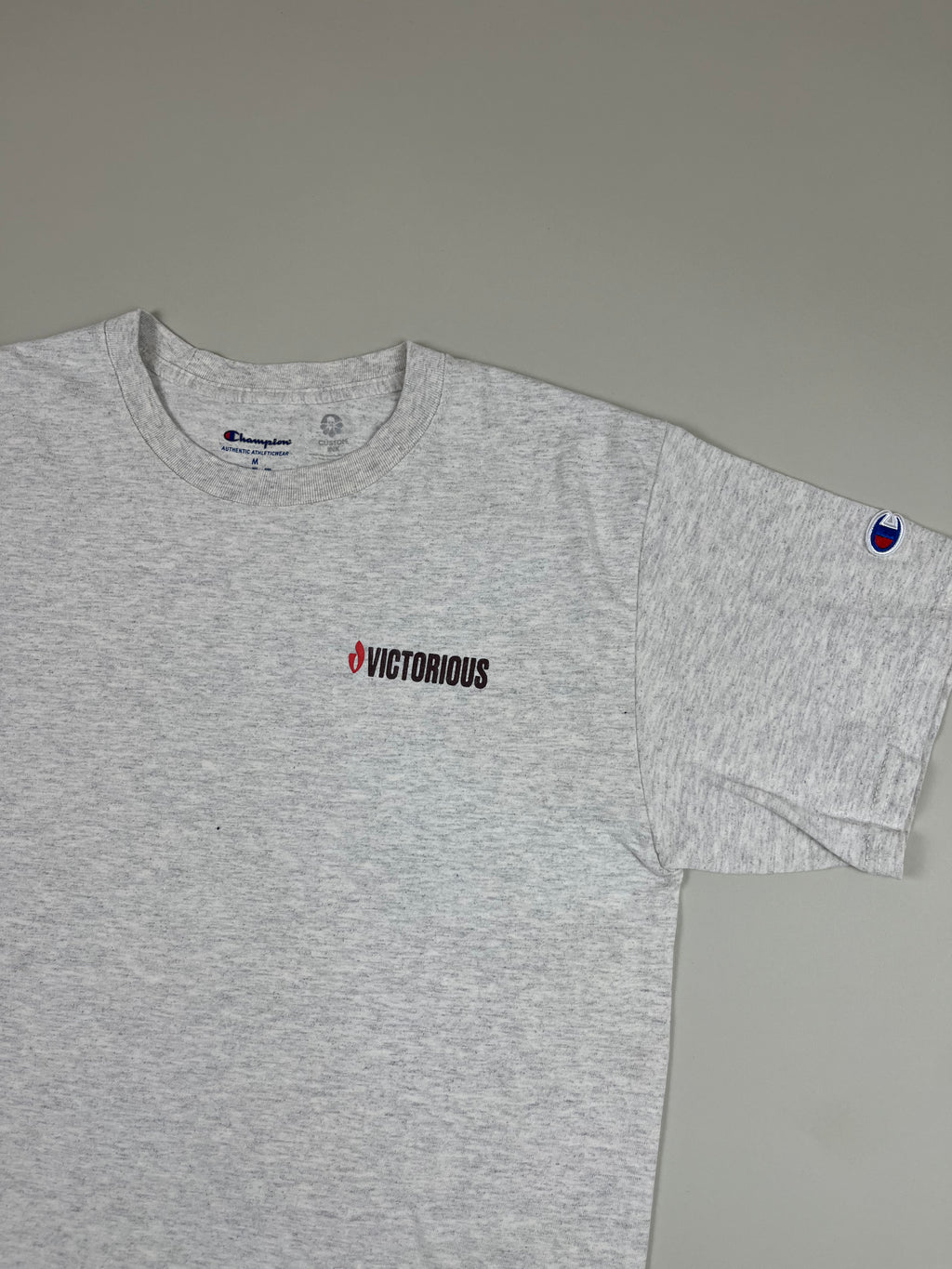 Champion T-Shirt in Hellgrau mit „Victorious“-Print S / M - second hand