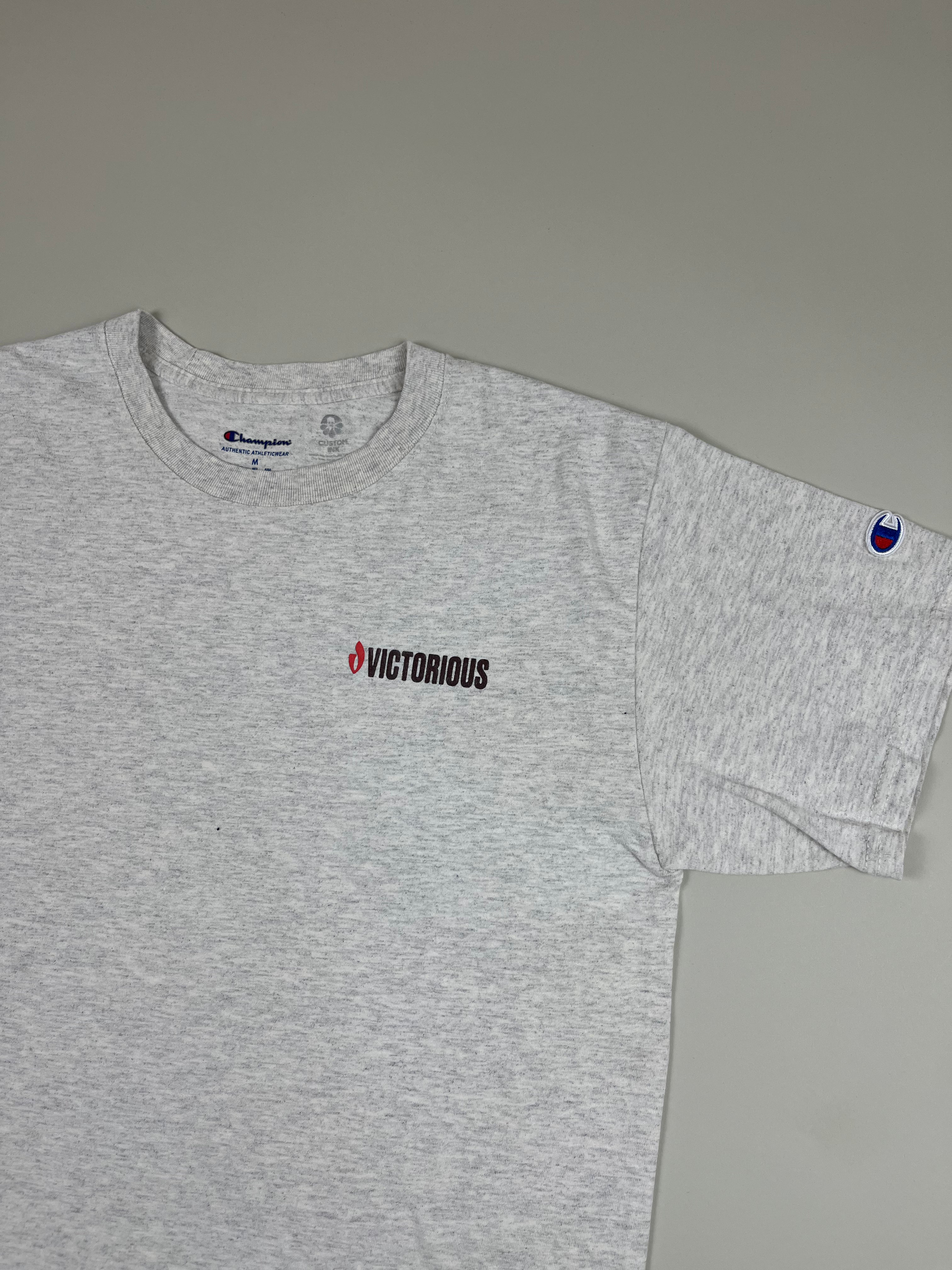 Champion T-Shirt in Hellgrau mit „Victorious“-Print S / M - second hand